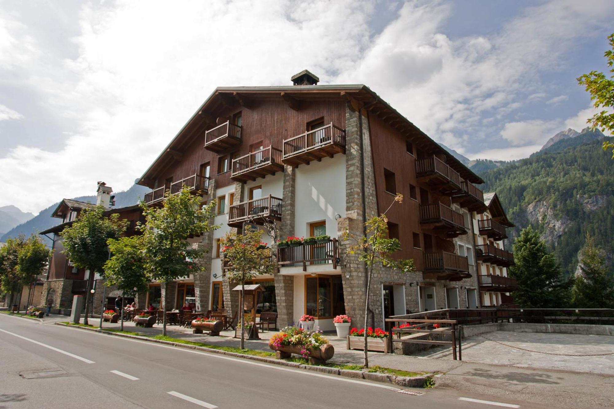 Residence Le Grand Chalet Courmayeur Exterior foto